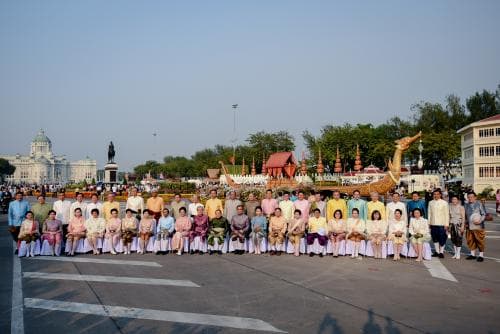 นายกรัฐมนตรีนำคณะรัฐมนตรีเยี่ยมชมงาน "อุ่นไอรัก คลายความหนาว"