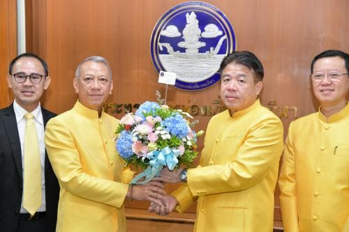 รมว.ท่องเที่ยวและกีฬา สักการะสิ่งศักดิ์สิทธิ์ประจำกระทรวงฯ ก่อนเริ่มทำงานวันแรก
