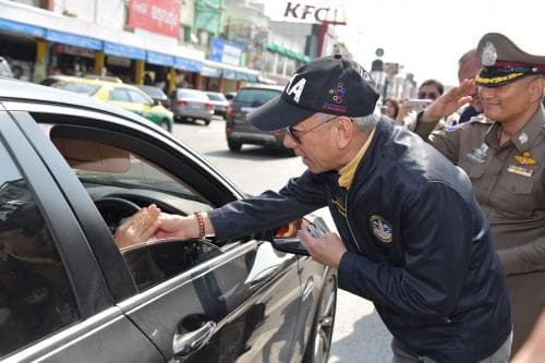 รมว.พิพัฒน์ รณรงค์ให้ขับขี่รถอย่างปลอดภัยให้กับประชาชนและนักท่องเที่ยวที่ เดินทางในช่วงเทศกาลปีใหม่ 2563