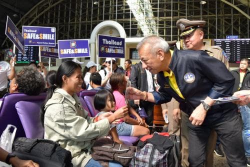 รมว.พิพัฒน์ เดินทางตรวจเยี่ยมพี่น้องประชาชนที่กำลังเดินทางกลับภูมิลำเนา ที่หัวลำโพง