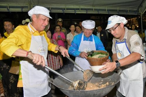  รมว.พิพัฒน์ เปิดกิจกรรม "เดิน กิน ชิม เที่ยว" ที่ชุมพร