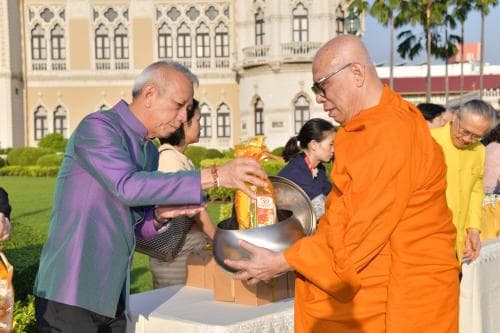 รมว.พิพัฒน์ ร่วม ครม. ทำบุญตักบาตร เนื่องในโอกาสวันขึ้นปีใหม่ พ.ศ. 2563 ที่ทำเนียบรัฐบาล