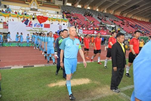 รมว.พิพัฒน์ ร่วมฟาดแข้งปันน้ำใจผู้ประสบภัยโควิด-19