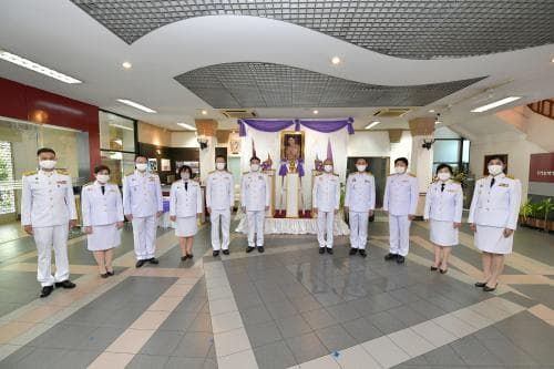 ผู้บริหารกระทรวงร่วมบันทึกภาพเนื่องในวโรกาสวันเฉลิมพระชนมพรรษา สมเด็จพระนางเจ้าฯ  พระบรมราชินี ประจำปี 2563