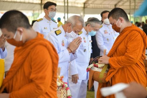 รมต.พิพัฒน์พร้้อมด้วยคณะผู้บริหารฯ ทำบุญตักบาตร ลงนามถวายพระพร เนื่องในโอกาสวันเฉลิมพระชนมพรรษา 28 กรกฎาคม 2563 