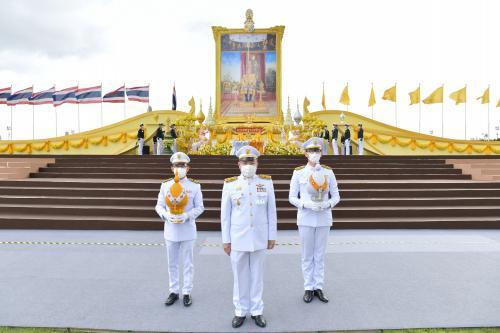 พิธีถวายเครื่องราชสักการะและวางพานพุ่ม เบื้องหน้าพระบรมฉายาลักษณ์ พระบาทสมเด็จพระวชิรเกล้าเจ้าอยู่หัว