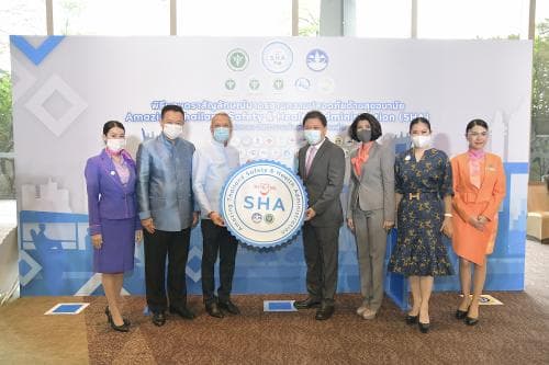 สธ. ร่วมกับ กก. จัดพิธีมอบตราสัญลักษณ์มาตรฐาน SHA แก่ผู้ประกอบการพื้นที่กรุงเทพฯ กว่า 500 ราย สร้างความเชื่อมั่นสู่เที่ยวไทยวิถีใหม่ (New Normal)