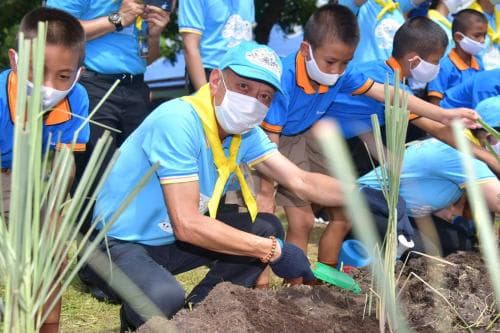 รมต.พิพัฒน์ ร่วมกิจกรรมจิตอาสา "ปันสุข ปลูกรัก"  เนื่องในโอกาสวันเฉลิมพระชนมพรรษา 12 สิงหาคม 2563  โดยมี พลเอก ประยุทธ์ จันทร์โอชา นายกรัฐมนตรี เป็นประธาน