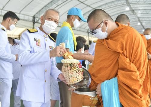 รมต.พิพัฒน์ พร้อมด้วยคณะผู้บริหารฯ ทำบุญตักบาตร ลงนามถวายพระพร เนื่องในโอกาสวันเฉลิมพระชนมพรรษา 12 สิงหาคม 2563