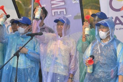 รมต.พิพัฒน์ ประธานปล่อยตัวนักกีฬาในกิจกรรมวิ่ง "วี รัน ไทยแลนด์ อิน ภูเก็ต" ระยะ 3 ก.ม. ริมหาดป่าตอง