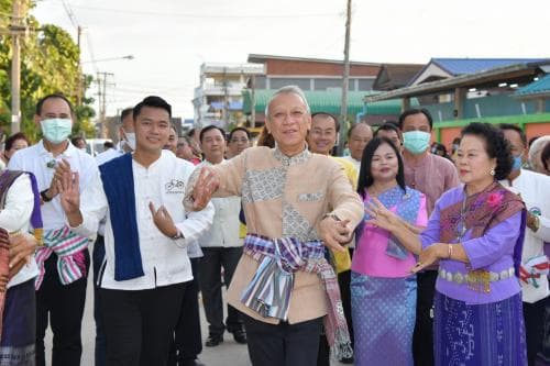 รมต.พิพัฒน์ ลงพื้นที่แหล่งท่องเที่ยว พร้อมมอบสัญลักษณ์ SHA มาตรฐานด้านการท่องเที่ยวให้ผู้ประกอบการที่ผ่านเกณฑ์ ที่จังหวัดเลย
