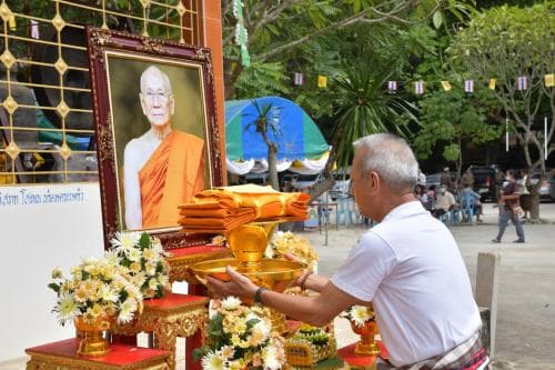รมว.พิพัฒน์เป็นประธานถวายผ้าพระกฐิน สมเด็จพระอริยวงศาคตญาณ สมเด็จพระสังฆราช สกลมหาสังฆปริณายก ถวายแด่พระสงฆ์ผู้อยู่จำพรรษาตลอดไตรมาส