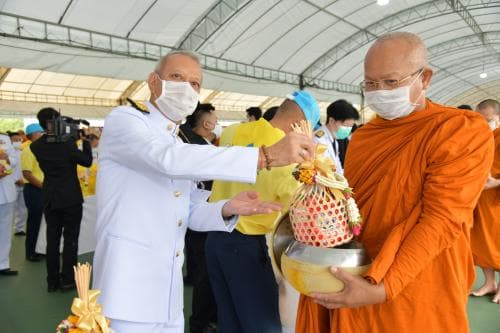 รมว.พิพัฒน์ ร่วมพิธีทำบุญตักบาตรถวายพระราชกุศลวันคล้ายวันสวรรคต รัชกาลที่ 9