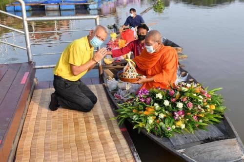 รมว.พิพัฒน์ ร่วมทำบุญตักบาตร ณ ตลาดเช้าริมน้ำสะแกกรัง