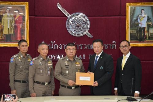 เลขานุการรัฐมนตรีฯ ร่วมยื่นหนังสือขอให้ตรวจสอบข้อมูลผู้เข้าข่ายกระทำความผิดโครงการ "เราเที่ยวด้วยกัน" 