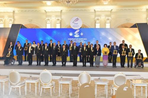 พิธีมอบโล่รางวัลนักกีฬา ผู้ฝึกสอน และบุคลากรในวงการกีฬาที่ทำคุณประโยชน์ให้กับวงการกีฬา เนื่องใน "วันกีฬาแห่งชาติ 2563"