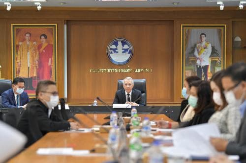 รมต.พิพัฒน์ ประธานการประชุมผู้บริหารกระทรวง เพื่อกำหนดแนวทาง แผนการดำเนินงานรองรับการระบาดของโรคติดเชื้อไวรัสโคโรนา 2019 (COVID - 19) ระลอกใหม่ 