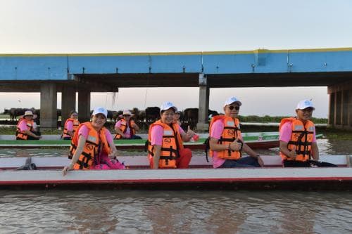รมต.พิพัฒน์ ล่องเรือหางยาวศึกษาเส้นทางธรรมชาติทะเลน้อย จังหวัดพัทลุง