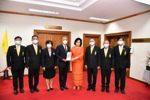 คุณหญิงปัทมา ลีสวัสดิ์ตระกูล นายกสมาคมกีฬาแบดมินตันแห่งประเทศไทยฯ มอบโล่แสดงความขอบคุณ นายพิพัฒน์ รัชกิจประการ รัฐมนตรีว่าการกระทรวงการท่องเที่ยวและกีฬา ในการสร้างประวัติศาสตร์ให้วงการกีฬาโลก เป็นประธานจัดแบดมินตัน 3 รายการ
