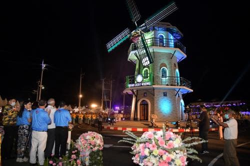 รมว.พิพัฒน์ เป็นประธานพิธีในเปิดประติมากรรมวงเวียน (KRABI LUCKY WINDMILL) และการจัดงาน KRABI'S TOUCHDOWN IN THE ANDAMAN