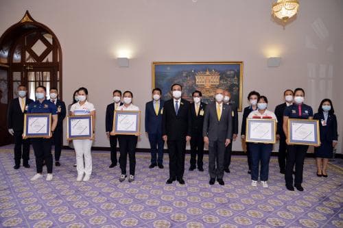 นายพิพัฒน์ รัชกิจประการ รัฐมนตรีว่าการกระทรวงการท่องเที่ยวและกีฬานำคณะนักกีฬากอล์ฟที่ประสบความสำเร็จในการแข่งขันกอล์ฟสตรี ฮอนด้า แอลพีจีเอ ไทยแลนด์ 2021 (Honda LPGA Thailand 2021) เข้าเยี่ยมคารวะ พลเอก ประยุทธ์ จันทร์โอชา นายกรัฐมนตรี 