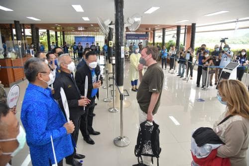 รมว.ท่องเที่ยวและกีฬา ต้อนรับนักท่องเที่ยวต่างประเทศ ในโครงการ สมุย พลัส โมเดล ( Samui Plus Model ) ณ สนามบินสมุย