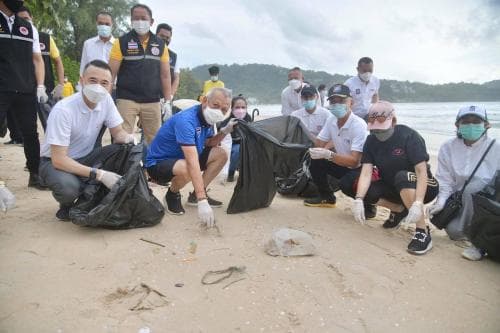 รมว.พิพัฒน์ และคณะฯ ร่วมกิจกรรม CSR เก็บขยะบริเวณริมชายหาดป่าตอง พร้อมทั้งปั่นจักรยานพบปะผู้ประกอบการท้องถิ่น