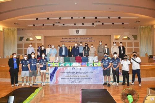 รมว.พิพัฒน์ และนักกีฬามอบของ รพ.สนาม มหาวิทยาลัยราชภัฏภูเก็ต