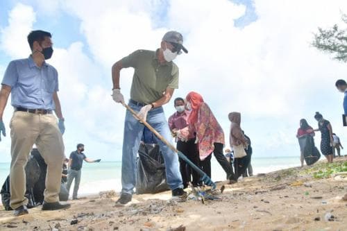 รมว.ท่องเที่ยวและกีฬา ร่วมกิจกรรมอนุรักษ์สิ่งแวดล้อมหาดไม้ขาวพร้อมเยี่ยมชมวิสาหกิจชุมชนการท่องเที่ยวเชิงอนุรักษ์บ้านไม้ขาว