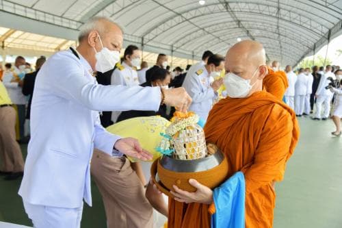รมว.พิพัฒน์ ร่วมพิธีเจริญพระพุทธมนต์และพิธีทำบุญตักบาตรถวายพระราชกุศล เนื่องในโอกาสมหามงคลเฉลิมพระชนมพรรษา 90 พรรษา 12 สิงหาคม 2565 สมเด็จพระนางเจ้าสิริกิติ์ พระบรมราชินีนาถ พระบรมราชชนนีพันปีหลวง