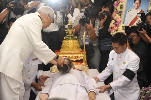 พิธีรดน้ำศพและไว้อาลัยนายชุมพล ศิลปอาชา