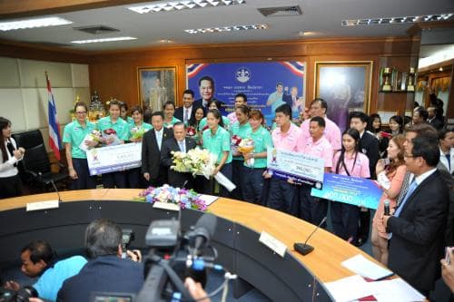 กระทรวงการท่องเที่ยวและกีฬามอบเงินล้านให้ทีมวอลเลย์บอลหญิงแชมป์เอเชีย ๒๐๑๓