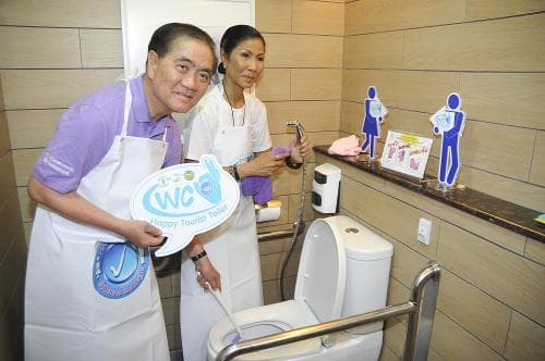 ล้างส้วมพร้อมกัน...รับวันสงกรานต์