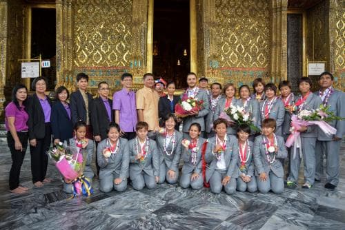 รัฐมนตรีกีฬาต้อนรับทัพนักกีฬาซีเกมส์ นำสักการะพระแก้วมรกต