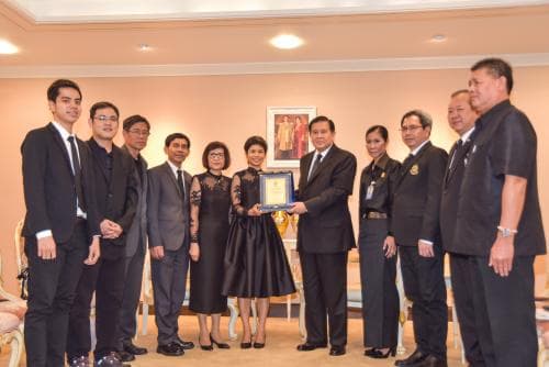 "รองนายกรัฐมนตรี" เป็นประธานในพิธีมอบโล่เกียรติคุณและเงินรางวัล 500,000 บาทให้แก่ "ทันตแพทย์หญิง นภัสพร ชำนาญสิทธิ์"