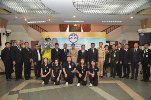 รัฐมนตรีว่าการกระทรวงการท่องเที่ยวและกีฬา(รมว.กก.) และ ปลัดกระทรวงการท่องเที่ยวและกีฬา รับมอบ "ช้างไชโย" เพื่อเป็นสัญลักษณ์การปฏิรูปด้านกีฬา จาก สปท.