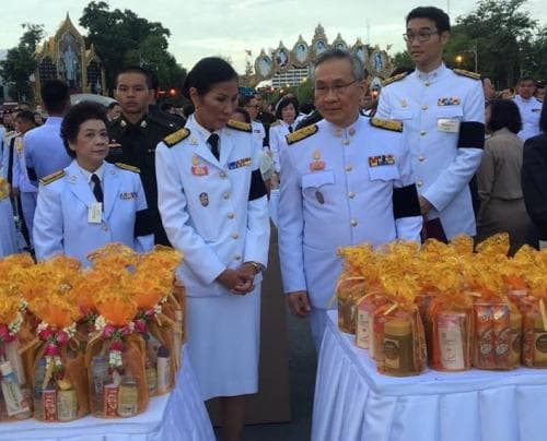 รัฐมนตรีว่าการกระทรวงการท่องเที่ยวและกีฬา เข้าร่วมพิธีทำบุญตักบาตรถวายพระราชกุศลในหลวงรัชกาลที่ 9 และถวายพระพรชัยมงคลสมเด็จพระนางเจ้าฯ พระบรมราชินีนาถ และถวายพระราชกุศลเนื่องในโอกาสวันเฉลิมพระชนมพรรษาสมเด็จพระเจ้าอยู่หัว 
