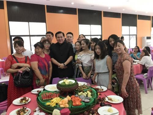 รองนายกรัฐมนตรี พลเอกธนะศักดิ์ปฏิมาประกร ส่งเสริมการท่องเที่ยวภาคตะวันออก ต้อนรับคณะนักท่องเที่ยวชาวจีนนำชิมบุพเฟต์ผลไม้ และต้อนรับนักท่องเที่ยวมนุษย์ล้อ กลุ่มผู้สูงวัย