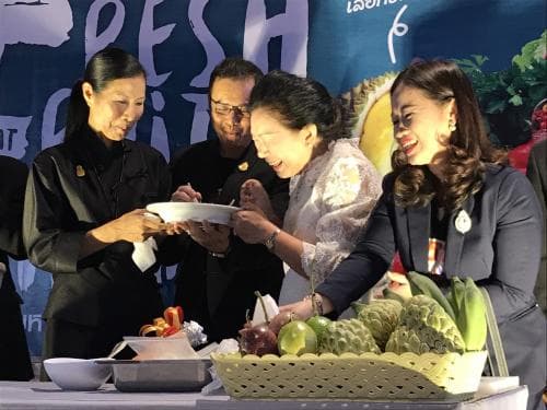 รัฐมนตรีว่าการกระทรวงการท่องเที่ยวและกีฬา ร่วมทำอาหารตำส้มตำโคราชและหอการค้าจังหวัด นำมาประมูลเพื่อช่วยเหลือผู้ประสบภัยน้ำท่วม