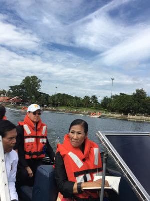 รัฐมนตรีว่าการกระทรวงการท่องเที่ยวและกีฬา  พบปะประชาชนพร้อมมอบถุงยังชีพแก่ผู้ประสบอุทกภัย ณ ชุมชนวัดกลางศรีเชียงใหม่และวัดพระธาตุเชิงชุม  จังหวัดสกลนคร 