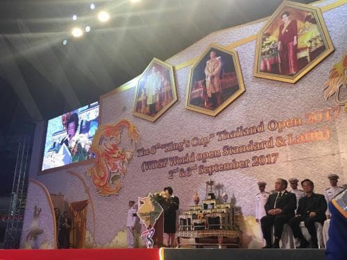 ผู้ช่วยรัฐมนตรีประจำกระทรวงการท่องเที่ยวและกีฬา กล่าวต้อนรับนักกีฬา ในพิธีเปิดการแข่งขันกีฬาลีลาศนานาชาติ ชิงถ้วยพระราชทาน ครั้งที่ 8 "The 8th "King' s Cup" Thailand Open 2017"