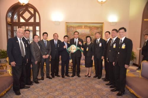 ผู้ช่วยฯรัฐมนตรี นำ "เจ้าแหลม" ศรีสะเกษที่ป้องกันแชมป์โลกรุ่นซุปเปอร์ฟลายเวต WBC เข้าพบท่านนายกรัฐมนตรี
