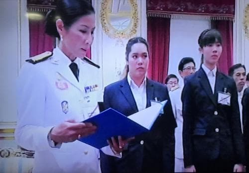 สมเด็จพระเจ้าอยู่หัวมหาวชิราลงกรณ บดินทรเทพยวรางกูรพระราชทานพระราชวโรกาสให้รมว.ท่องเที่ยวและกีฬาและกีฬา  นำคณะนักกีฬาดีเด่นแห่งชาติที่ได้รับถ้วยรางวัลพระราชทาน