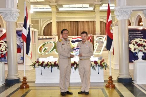 นายกรัฐมนตรีมอบสัญลักษณ์ 100 ปี ธงชาติไทยแก่ปลัดกระทรวงฯ 
