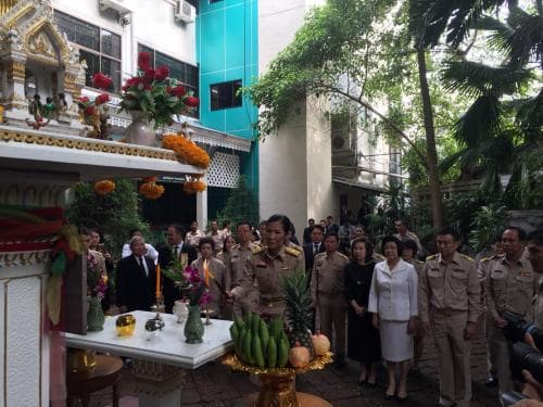 รมว.ท่องเที่ยวและกีฬา นำคณะข้าราชการสักการะศาลเนื่องในโอกาสวันสถาปนากระทรวงการท่องเที่ยวและกีฬา