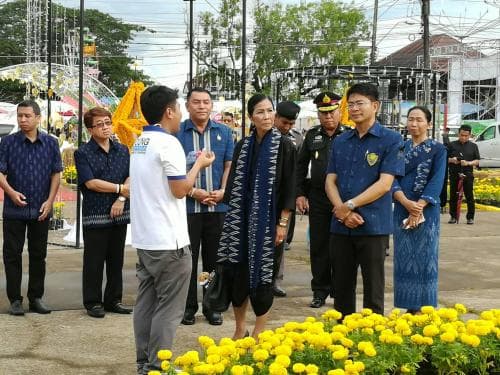 รมว.ท่องเที่ยวและกีฬา เยี่ยมชมงานต้นผึ้งถึงพ่อที่สนามมิ่งเมือง จ.สกลนคร