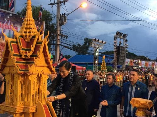 รมว.ท่องเที่ยวและกีฬา เป็นประธานงานประเพณีแห่ปราสาทผึ้ง "ชิงถ้วยพระราชทานสมเด็จพระเทพรัตนราชสุดาฯ สยามบรมราชกุมารี" จังหวัดสกลนคร ประจำปี 2560