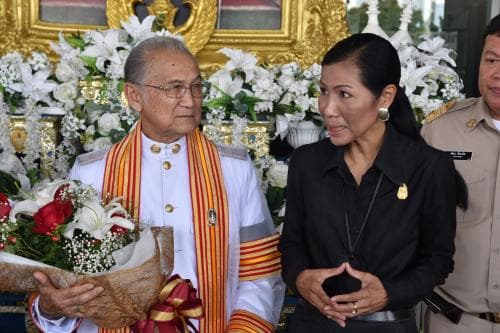 รมว.ท่องเที่ยวและกีฬา มอบช่อดอกไม้แสดงความยินดีแก่ดร.ศักดิ์ชาย ทัพสุวรรณ ในโอกาสได้รับพระราชทานปริญญาดุษฎีบัณฑิต กิตติมศักดิ์ 