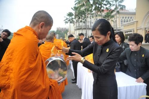 นายกรัฐมนตรีและคณะรัฐมนตรีร่วมกันตักบาตรเพื่อถวายเป็นพระราชกุศล ครบรอบ 1 ปี วันสวรรคตในหลวงรัชกาลที่ 9