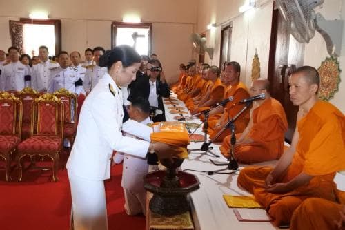 รมว.ท่องเที่ยวและกีฬา นำผู้บริหารและข้าราชการถวายผ้าพระกฐิน